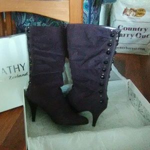Kathy  Van Zealand mid-calf fashion boots.